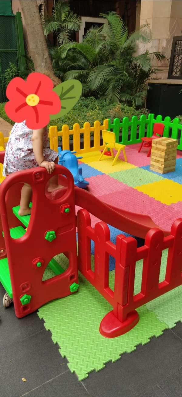 parc barrière modulable / Besoins de l'enfant / Assistante